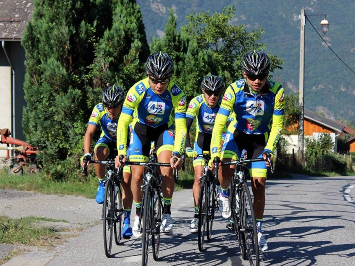 El equipo colombiano 4-72 se alista para el inicio del Tour de l''Avenir