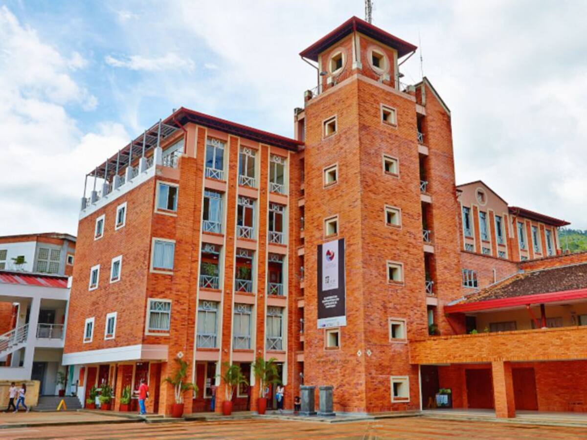 Universidades hacen “vaca” para evitar deserciones