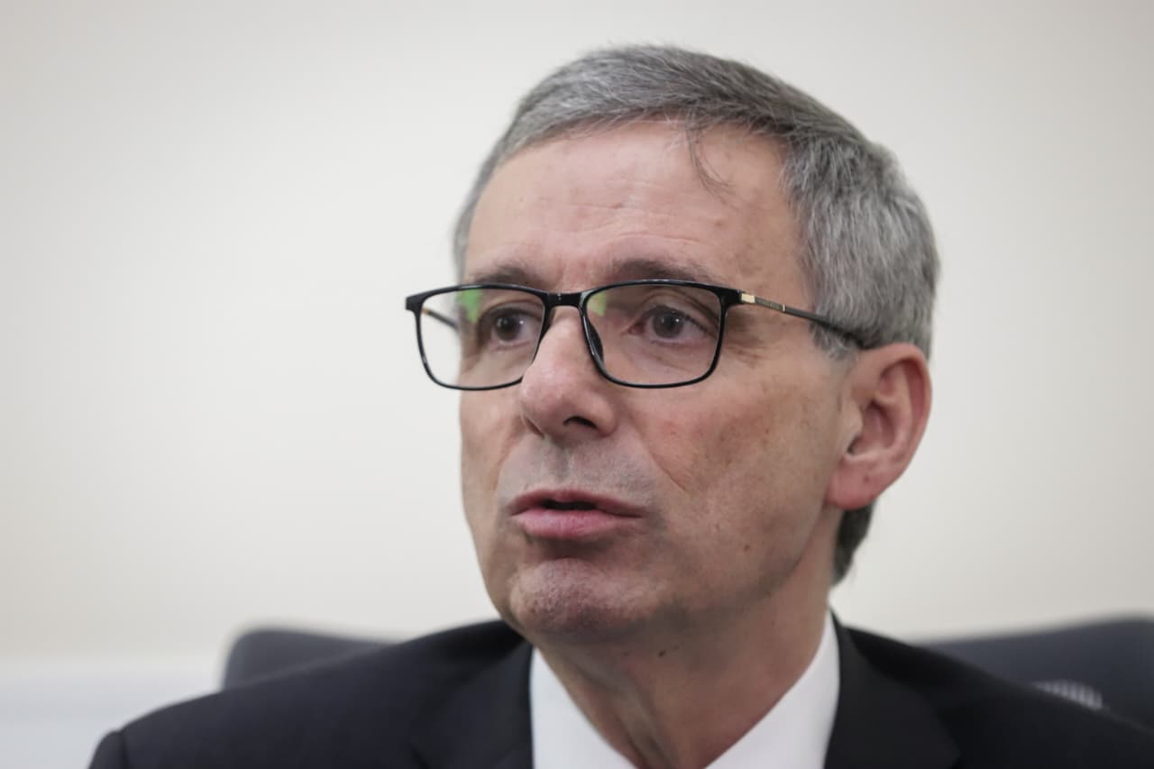 El ministro de Hacienda, Miguel Gómez, radicó ante la Secretaría de la Cámara de Representantes el proyecto de Presupuesto General de la Nación para la vigencia 2027, por un monto de $636 billones de pesos. (Colprensa – Catalina Olaya)