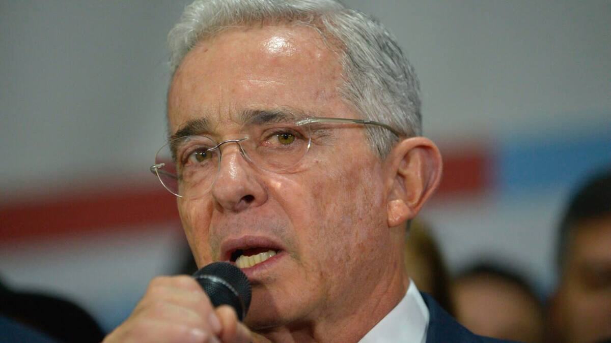 Defensa de Uribe pide garantías para la declaración virtual de un exjefe paramilitar en juicio