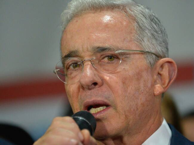 Defensa de Uribe pide garantías para la declaración virtual de un exjefe paramilitar en juicio