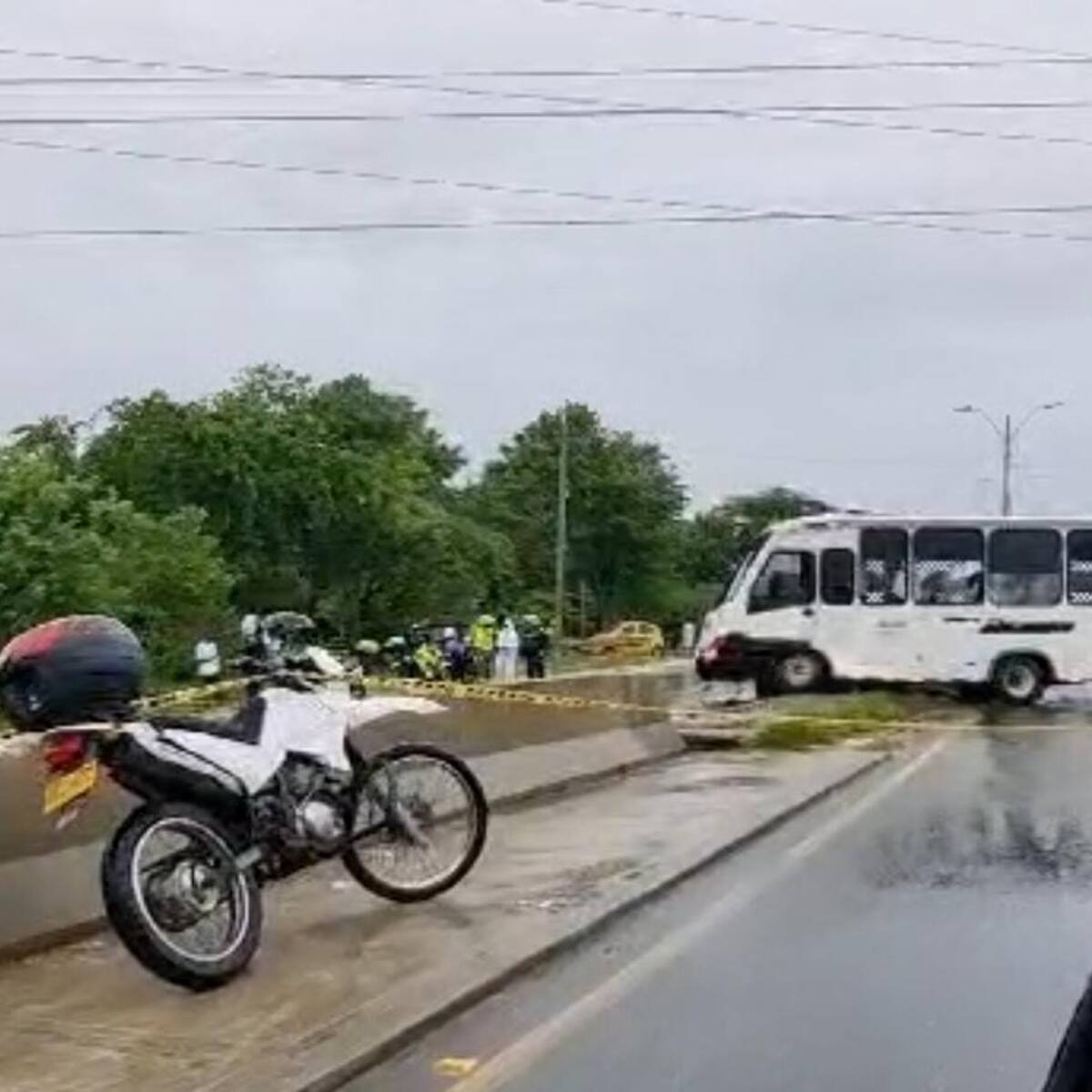 Un muerto y varios heridos deja volcamiento de bus, en Soledad, Atlántico