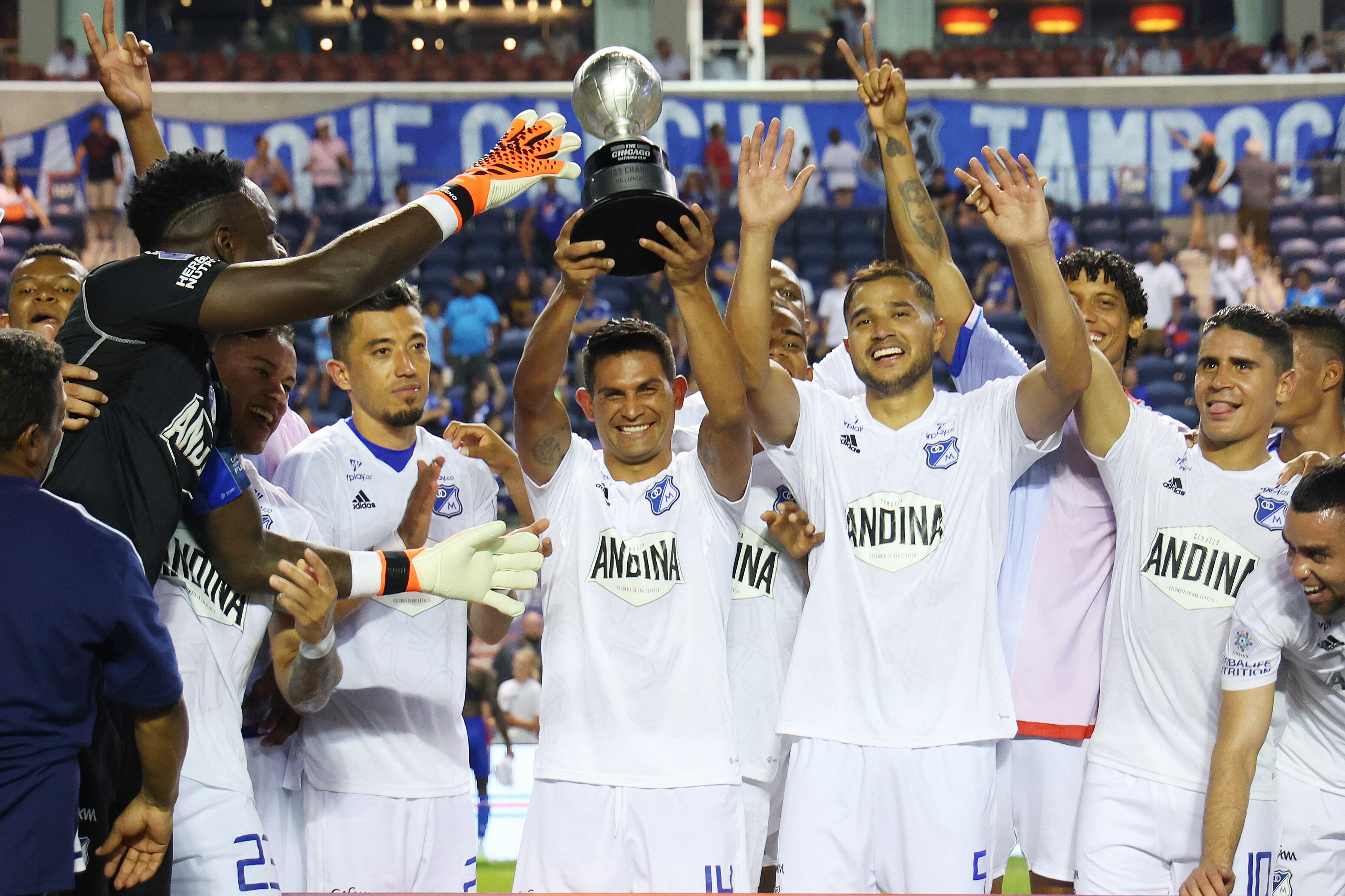 Los jugadores de Millonarios festejan con el trofeo de la Chicago Nations Cup. (Photo by Michael Reaves/Getty Images)