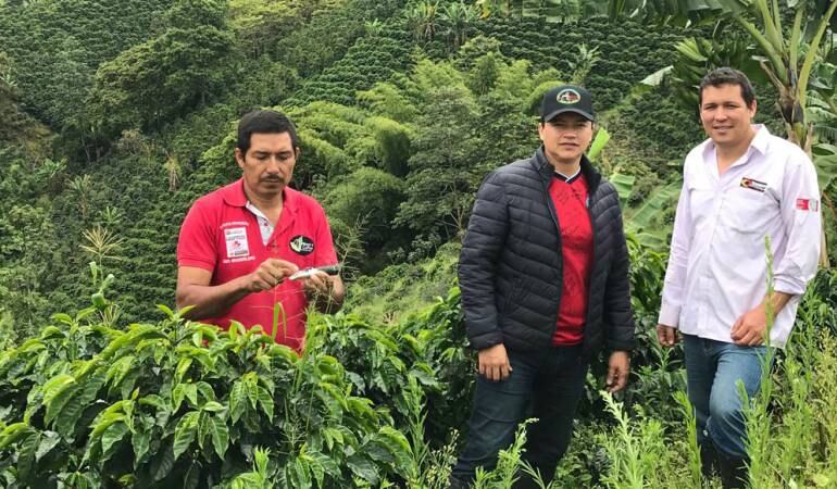 Alejandro Ortiz Perdomo, a la izquierda presidente y fundador de la empresa cafetera Riberas del Magdalena en Pitalito Huila, con algunos de sus colaboradores.