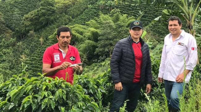 Alejandro Ortiz Perdomo, a la izquierda presidente y fundador de la empresa cafetera Riberas del Magdalena en Pitalito Huila, con algunos de sus colaboradores.