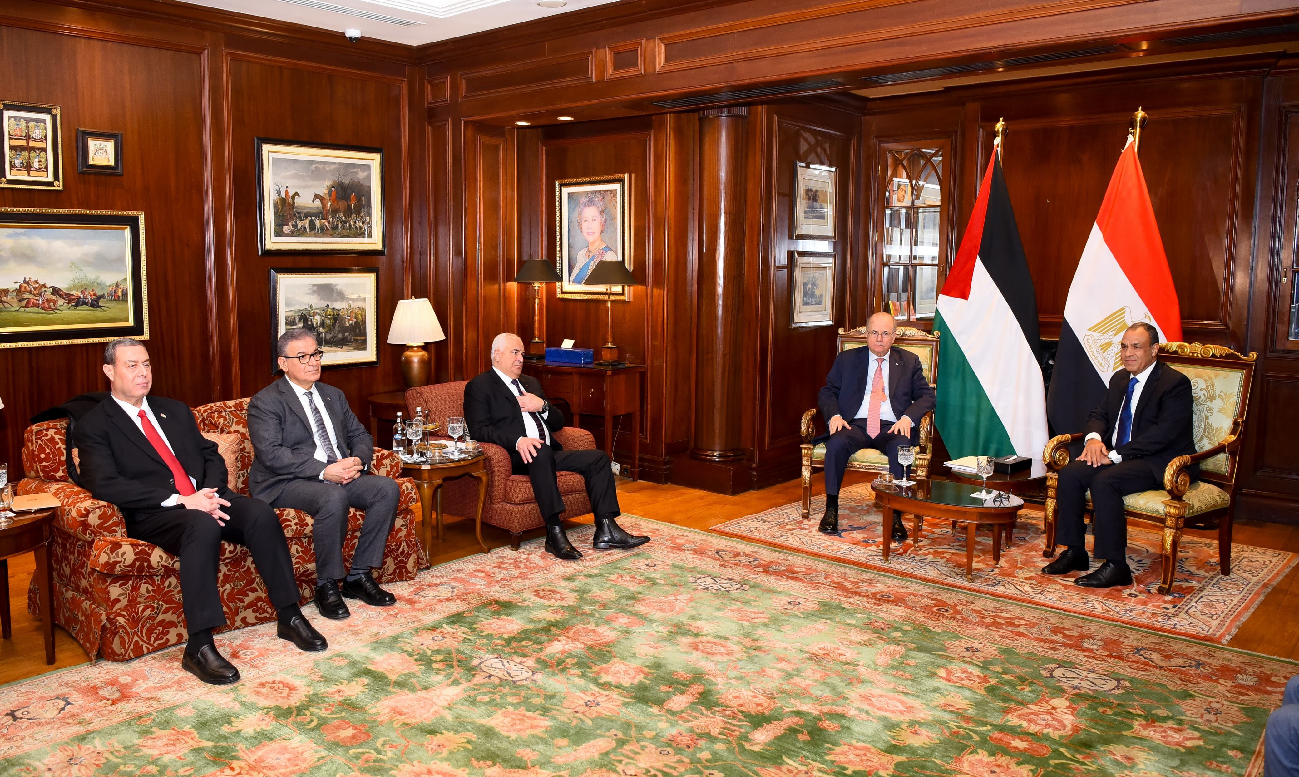 EL CAIRO, 05/02/2025.- El ministro de asuntos exteriores egipcio, Badr Abdelaty, se reúne con el primer ministro palestino Mohamed Mustafa, este miércoles en El Cairo. EFE/Ministerio de Exterior egipcio  *****SOLO USO EDITORIAL/SOLO DISPONIBLE PARA ILUSTRAR LA NOTICIA QUE ACOMPAÑA (CRÉDITO OBLIGATORIO) *****