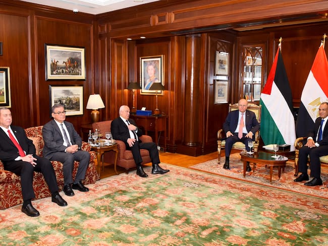 EL CAIRO, 05/02/2025.- El ministro de asuntos exteriores egipcio, Badr Abdelaty, se reúne con el primer ministro palestino Mohamed Mustafa, este miércoles en El Cairo. EFE/Ministerio de Exterior egipcio *****SOLO USO EDITORIAL/SOLO DISPONIBLE PARA ILUSTRAR LA NOTICIA QUE ACOMPAÑA (CRÉDITO OBLIGATORIO) *****