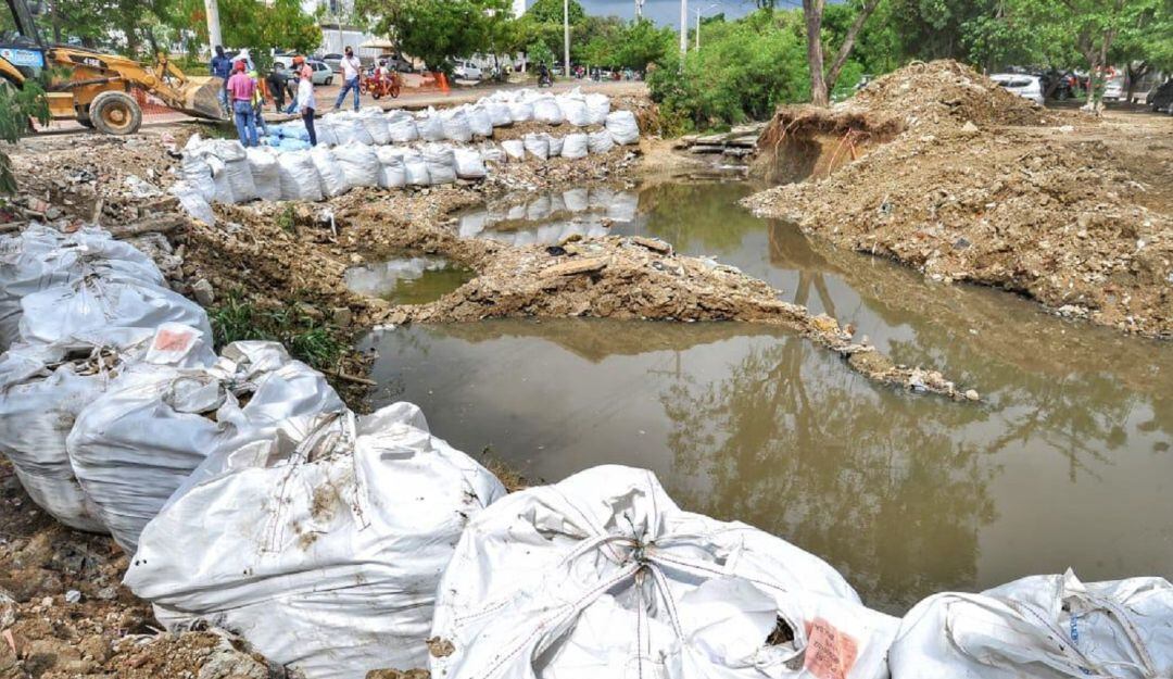 Con maquinaria y trabajo manual se instala big bag de una tonelada, como mecanismo temporal para la protección de este canal en Cartagena