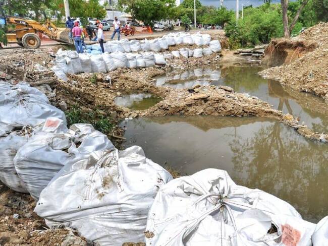Con maquinaria y trabajo manual se instala big bag de una tonelada, como mecanismo temporal para la protección de este canal en Cartagena