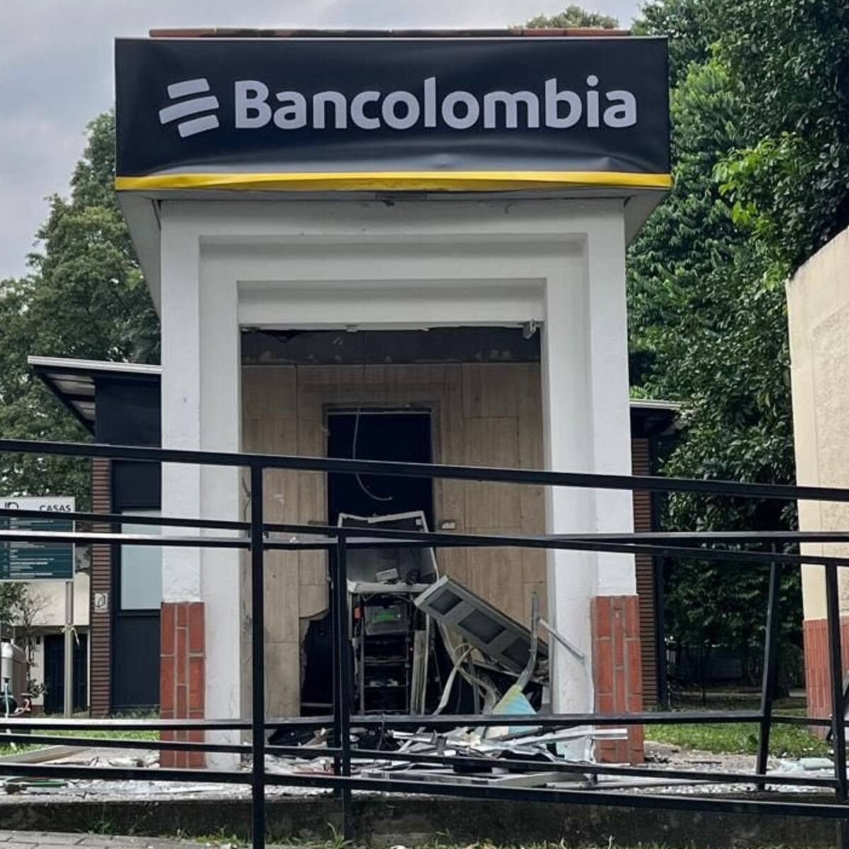 Encapuchados destruyeron y robaron un cajero electrónico en la UNAL sede Medellín