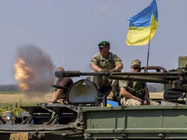 Soldados fronterizos ucranianos participan en unas maniobras militares en un campo de tiro cerca de Urzuf, no muy lejos de Mariupol, en la zona de Donetsk, Ucrania.