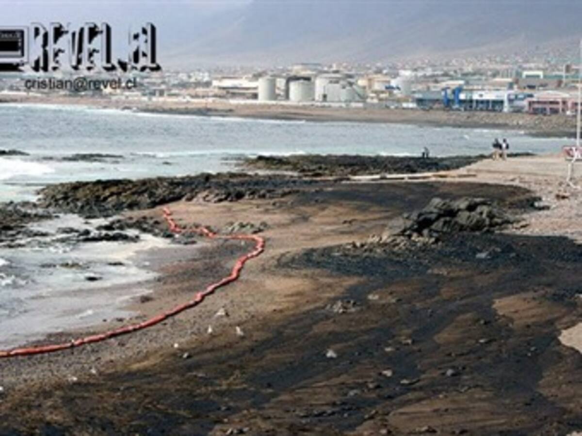 China lucha contra un vertido incontrolado de 1.500 toneladas de petróleo