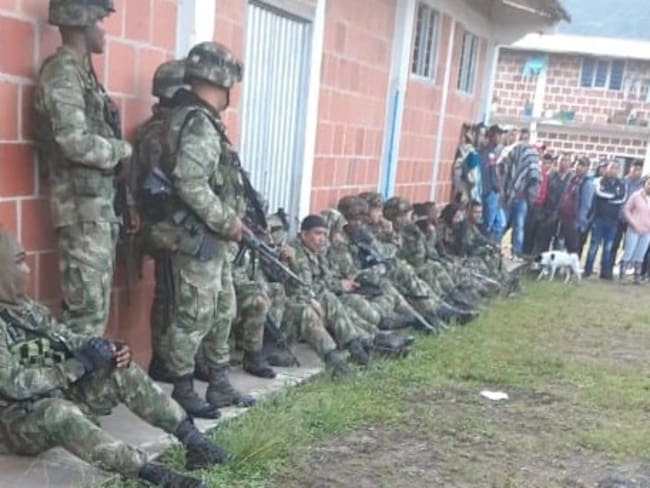 Indígenas retienen a militares en zona rural de Toribío, Cauca