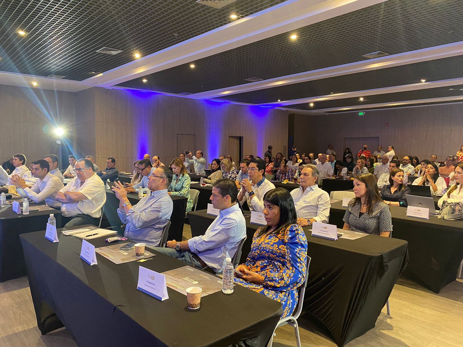 Gremios y congresistas discuten proyectos del Gobierno