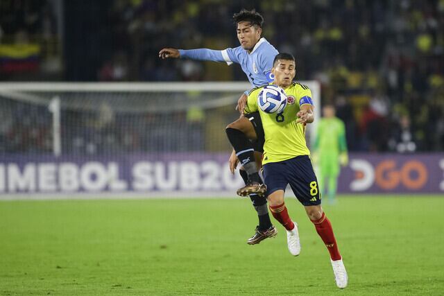 Gustavo Puerta gana un balón en el medio campo / Colprensa
