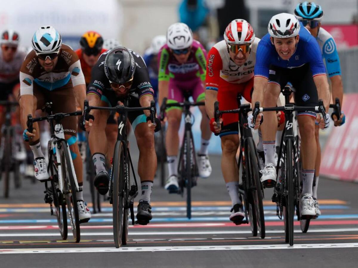 Arnaud Démare ganó la etapa 4 del Giro con final de 'foto finish'