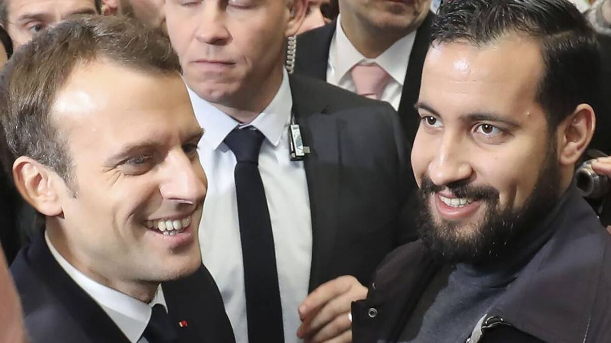 Alexandre Benalla junto al presidente Macron.  LUDOVIC MARIN (AFP)