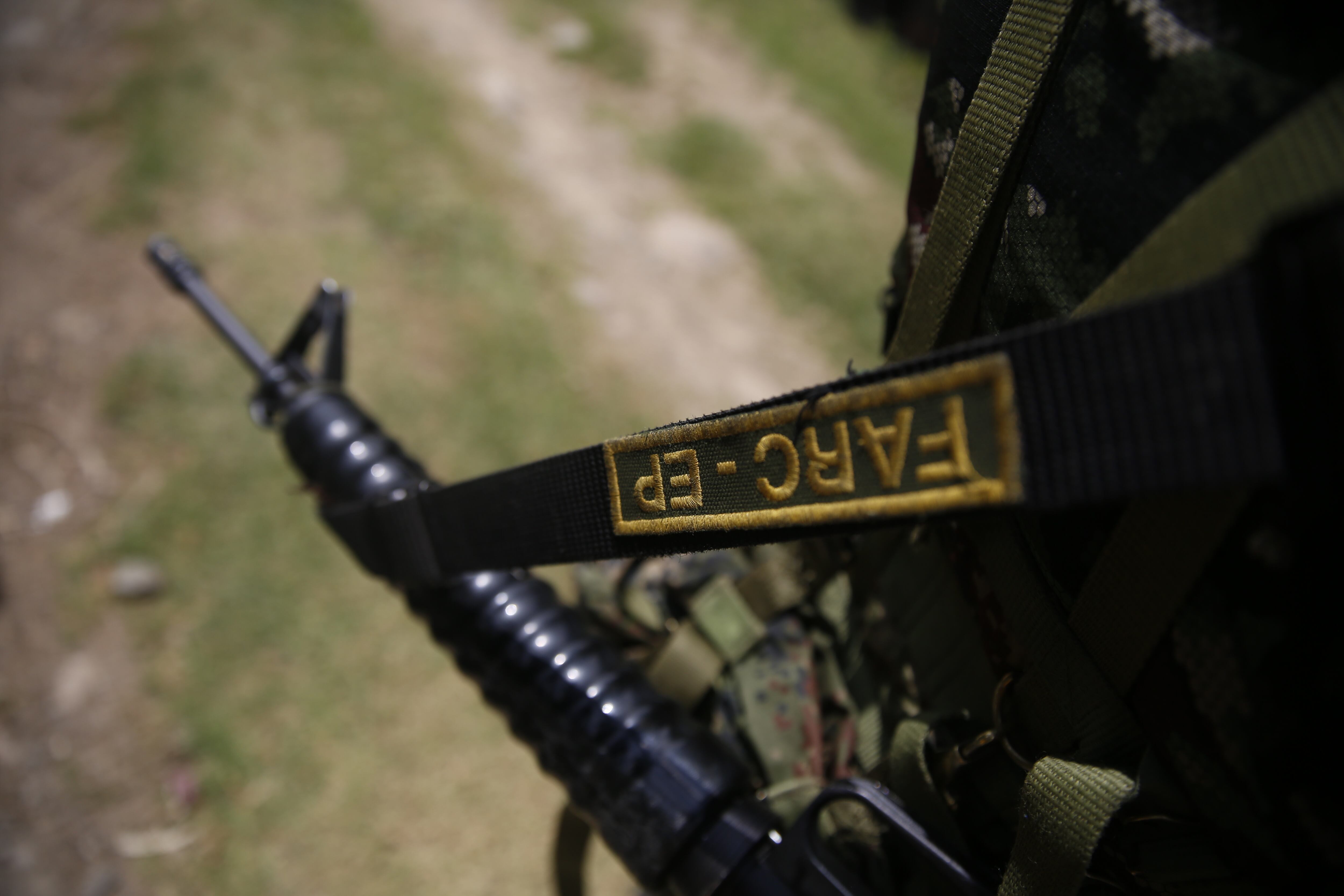 AME2623. TACUEYÓ (COLOMBIA), 26/09/2023.- Un guerrillero de las disidencias de las FARC sostiene un arma durante la liberación del soldado Juan David Estrada, hoy, en Tacueyó, zona del Cauca (Colombia).