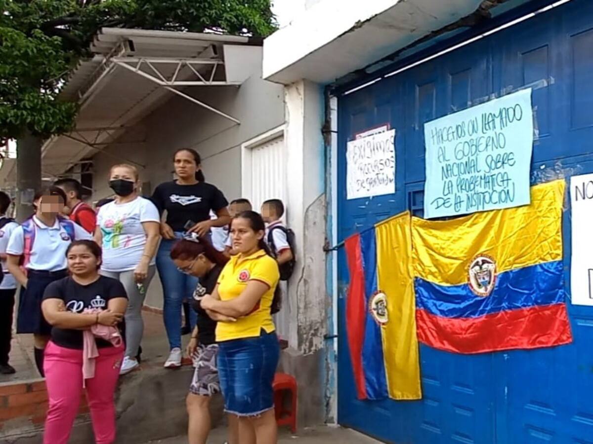 Padres de familia y estudiantes cerraron colegio en La Divina Pastora