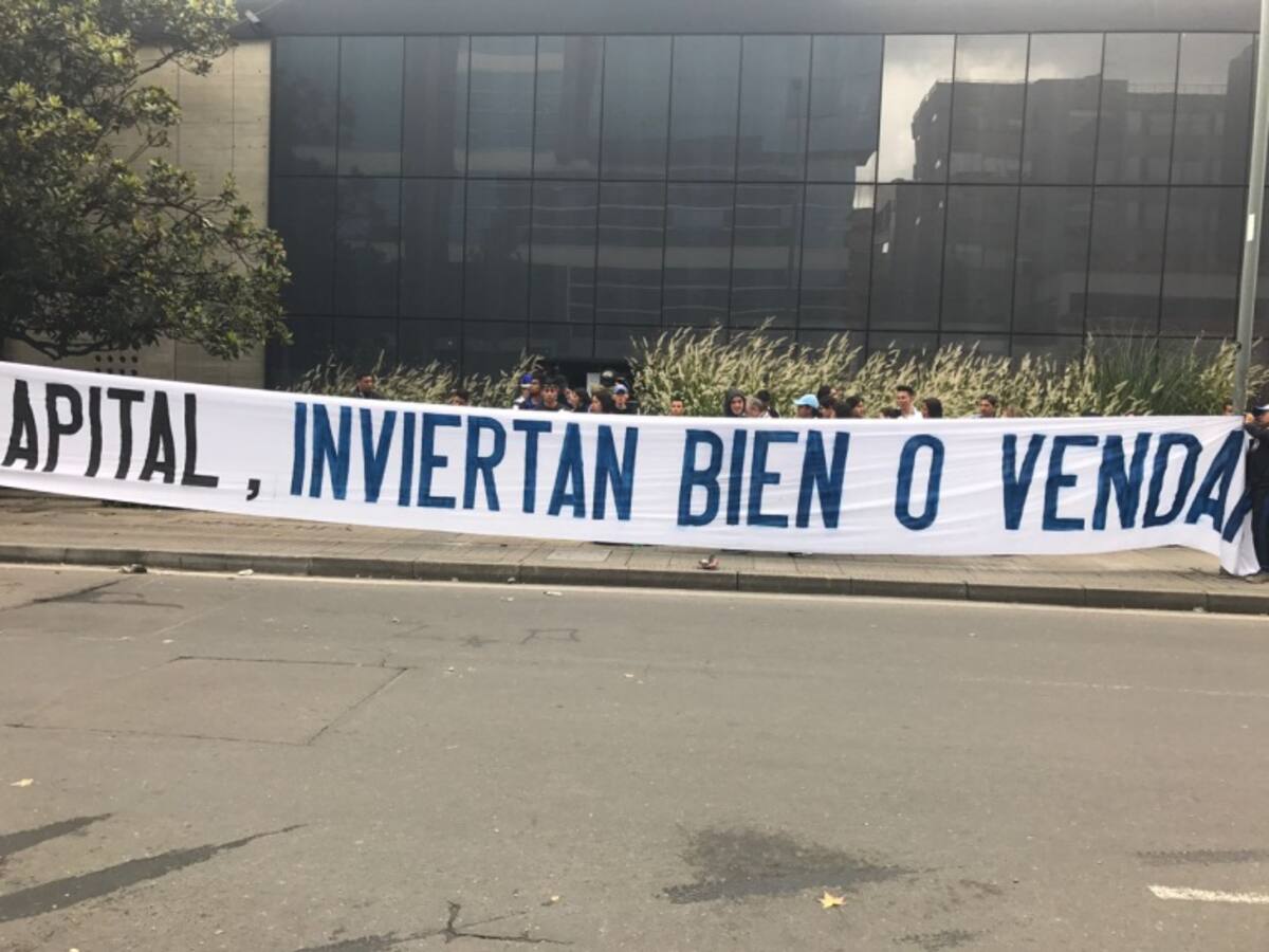 Protestas de hinchas de Millonarios tras la salida de Cocca