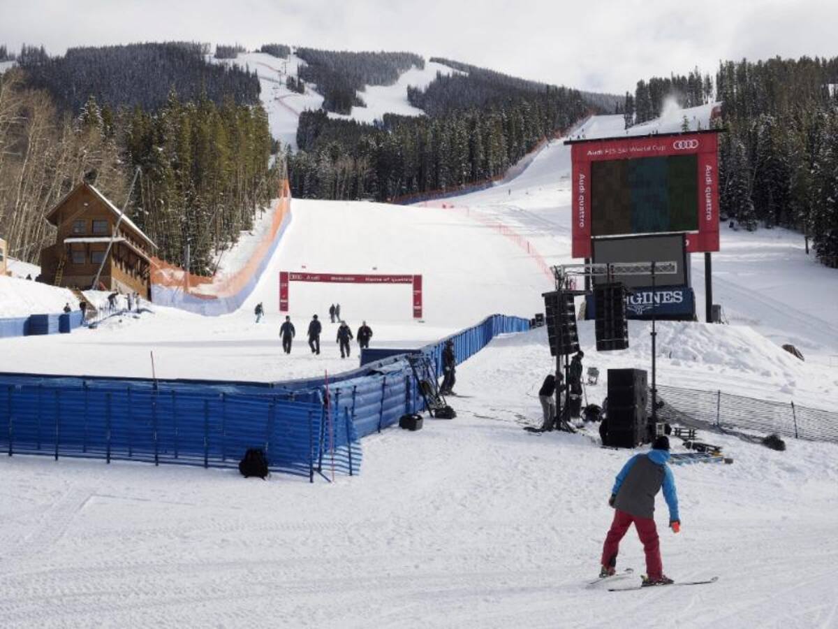 Trabajadores de la pista caminan alrededor de la meta  donde se llevará a cabo la Copa del Mundo de Esquí Alpino