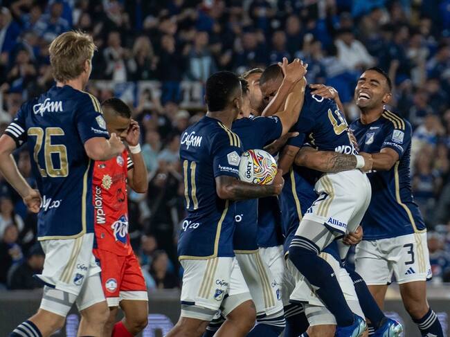 Jhon Largacha celebra su primer gol con Millonarios / Twitter: @MillosFCoficial.