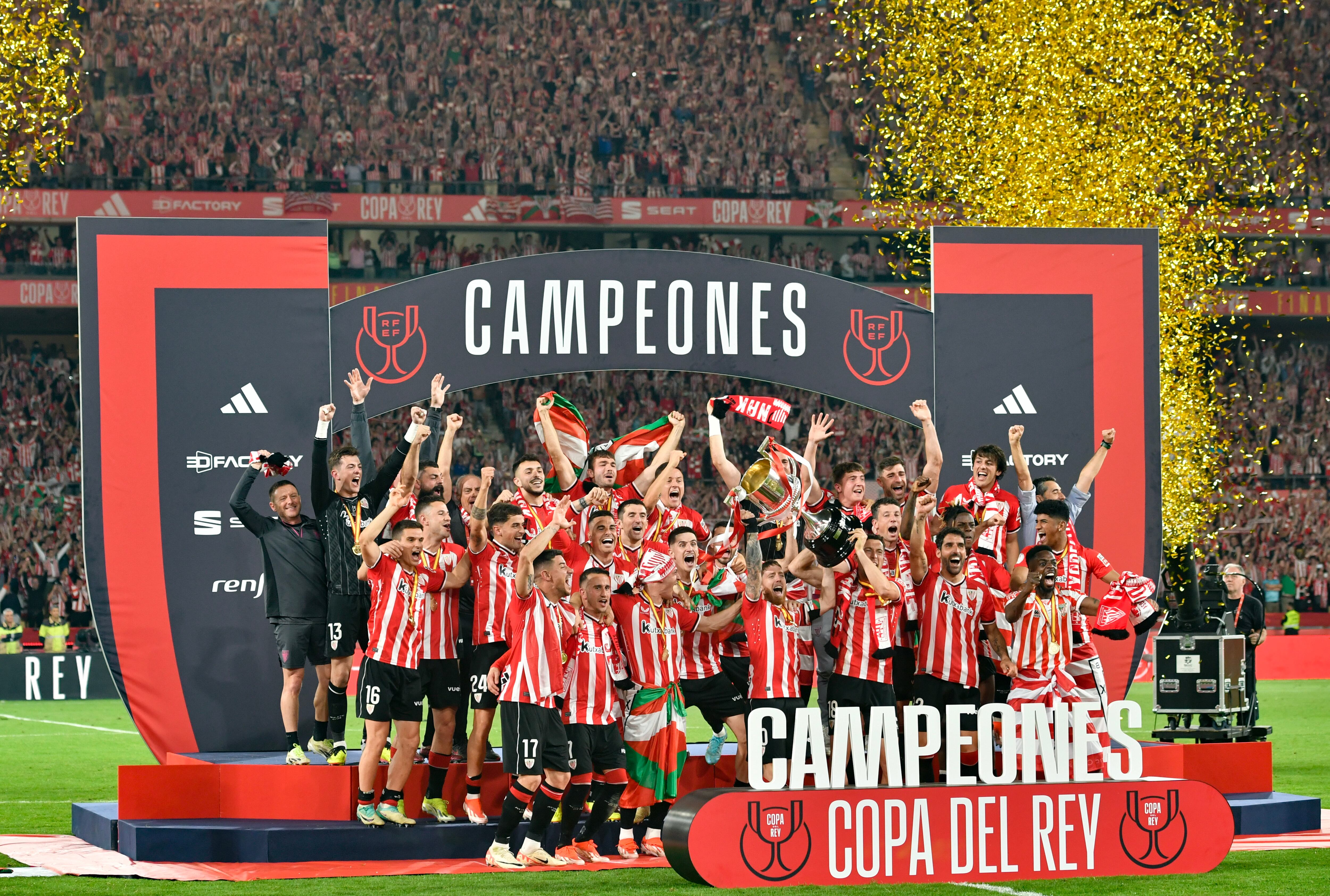 SEVILLA, 06/04/2024.- Los jugadores del Athletic celebran tras la final de la Copa del Rey que han disputado hoy sábado ante el Mallorca en el estadio La Cartuja, en Sevilla. EFE/Raúl Caro