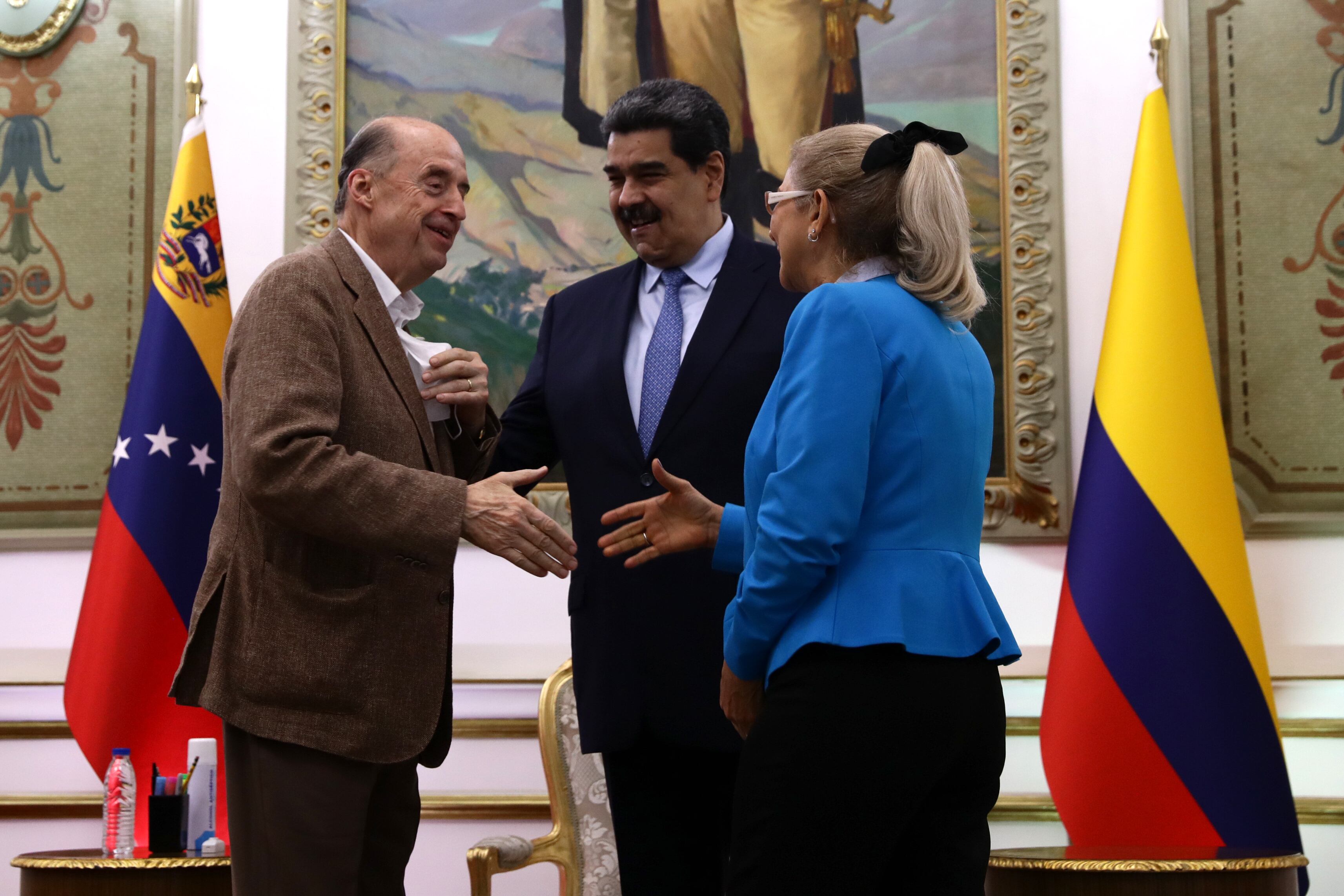 El presidente de Venezuela, Nicolás Maduro, y su esposa la primera dama Cilia Flores, saludan al canciller colombiano Álvaro Leyva Durán.

(Foto: EFE/ Rayner Peña R )