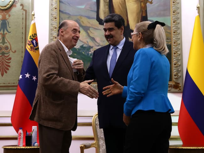 El presidente de Venezuela, Nicolás Maduro, y su esposa la primera dama Cilia Flores, saludan al canciller colombiano Álvaro Leyva Durán.

(Foto: EFE/ Rayner Peña R )