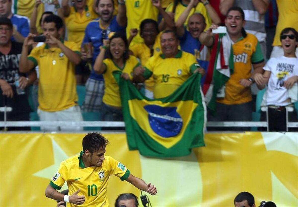 Brasil, primero en su grupo tras vencer 4-2 a Italia.