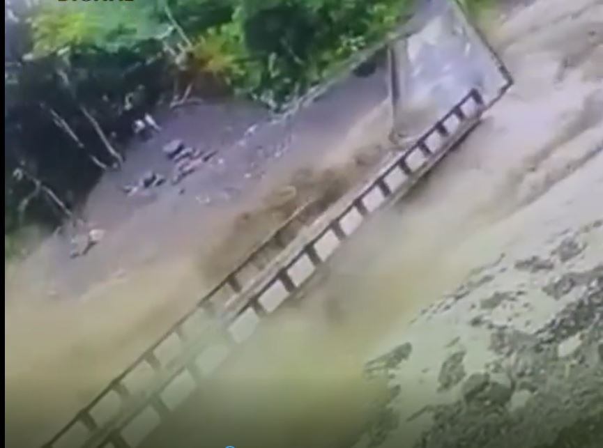 Puente colapsado por avalancha en Carepa- foto cortesía