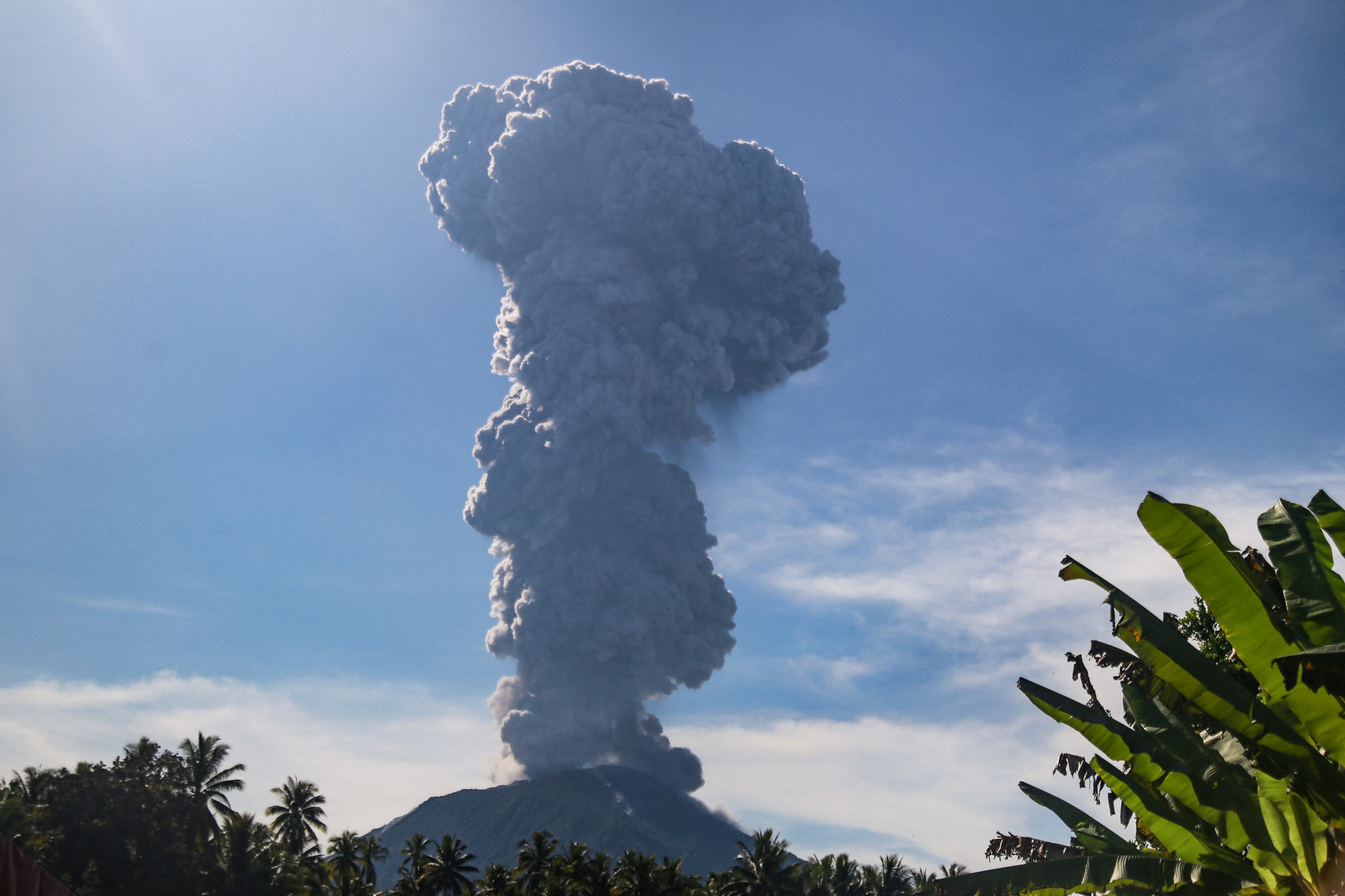 El monte Ibu arroja un humo espeso en Gam Ici, en el norte de Maluku, el 13 de mayo de 2024. (Foto de AZZAM RISQULLAH/AFP vía Getty Images)