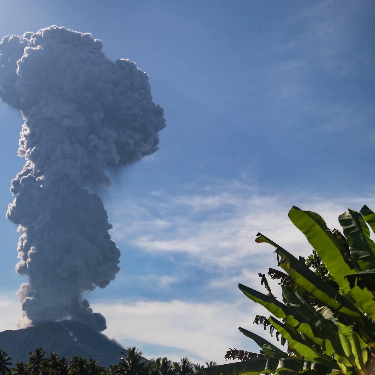 Volcán Ibu: Indonesia elevó al nivel máximo la alerta tras nueva erupción
