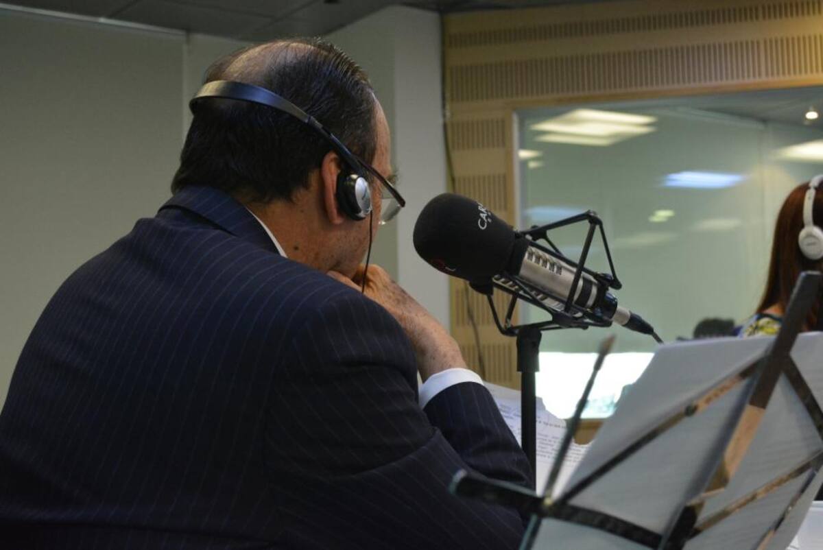 Tras dos décadas de estar inundando de humor a los colombianos, el admirado periodista se retira de La Luciérnaga, vea como desarrolla su último programa.