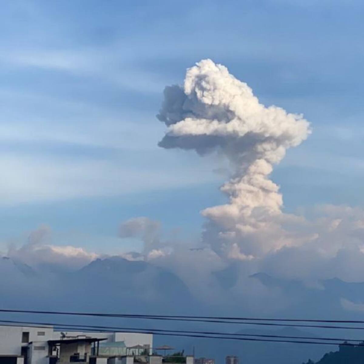 Volcán Nevado del Ruiz emitió columna de vapor, gases y ceniza