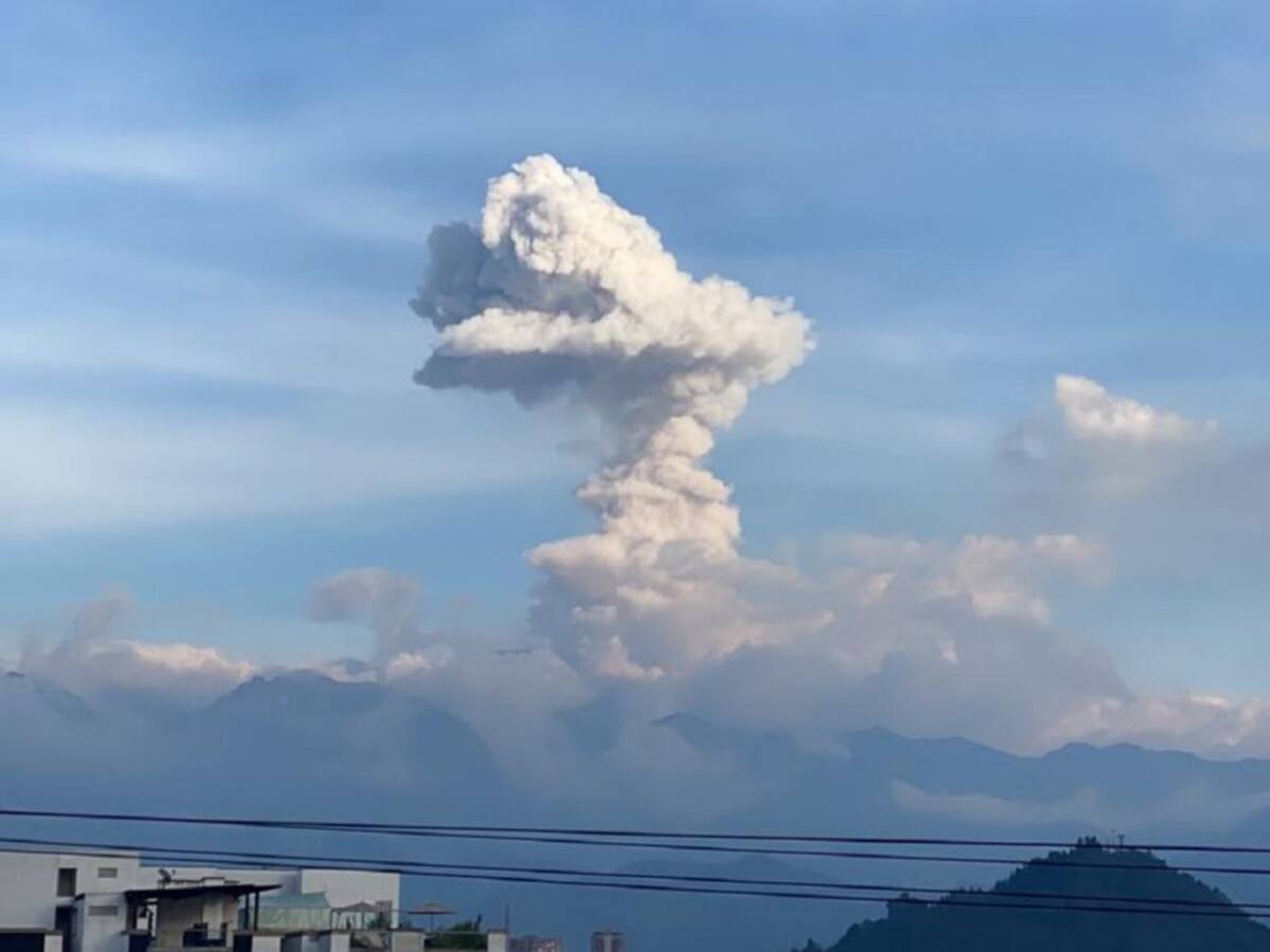 Volcán Nevado del Ruiz emitió columna de vapor, gases y ceniza