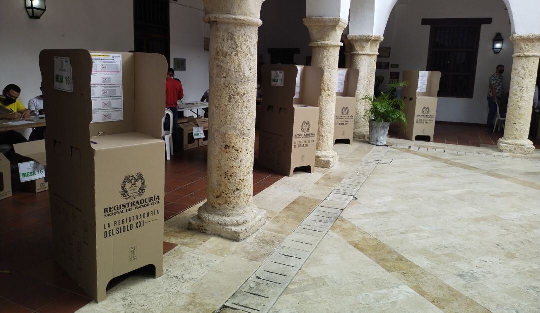 Durante el inicio de la jornada electoral se presentaron inconvenientes en algunos puestos de votación por falta de mesas y sillas