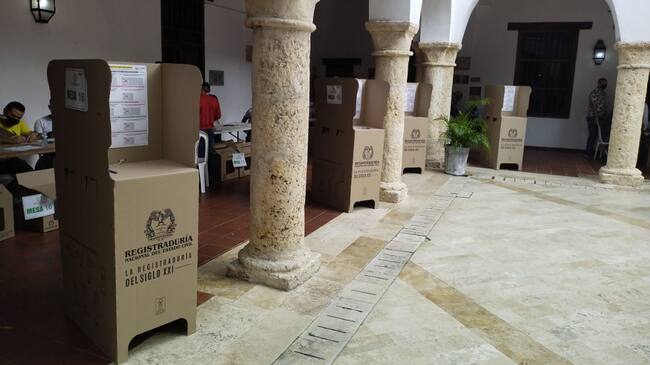 Durante el inicio de la jornada electoral se presentaron inconvenientes en algunos puestos de votación por falta de mesas y sillas