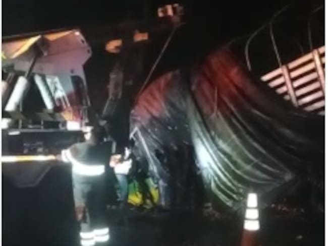 Camión cargado de tomate chocó con otro vehículo en vía Ciénaga - Barranquilla