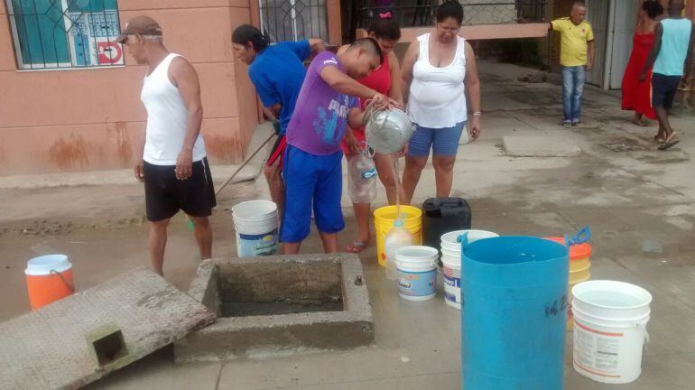 En forma recurrente los ibaguereños deben recoger agua en baldes/Imagen de referencia