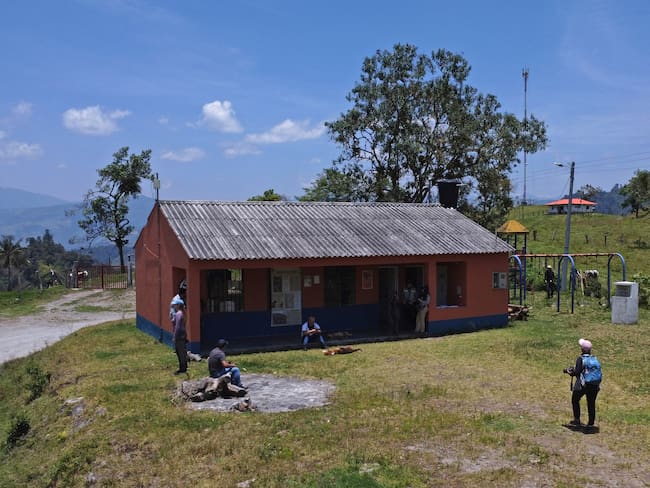 AME7011. TOCHE (COLOMBIA), 08/09/2024.- Fotografía del 31 de agosto de la Institución Educativa Técnica Tapias, sede La Cabaña, en la población de Toche (Colombia). La asignatura favorita de Kevin, Stiven y Nicole, de 6, 8 y 9 años, son las matemáticas, que estudian en una escuela remota en el centro de Colombia en la que hay matriculados 5 alumnos y que tiene una peculiaridad: está ubicada en el cráter de un volcán. EFE/ Juan Diego López