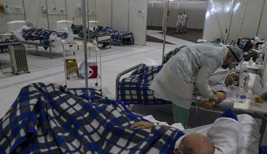 En países como Brasil, el sistema hospitalario está al borde del colapso.