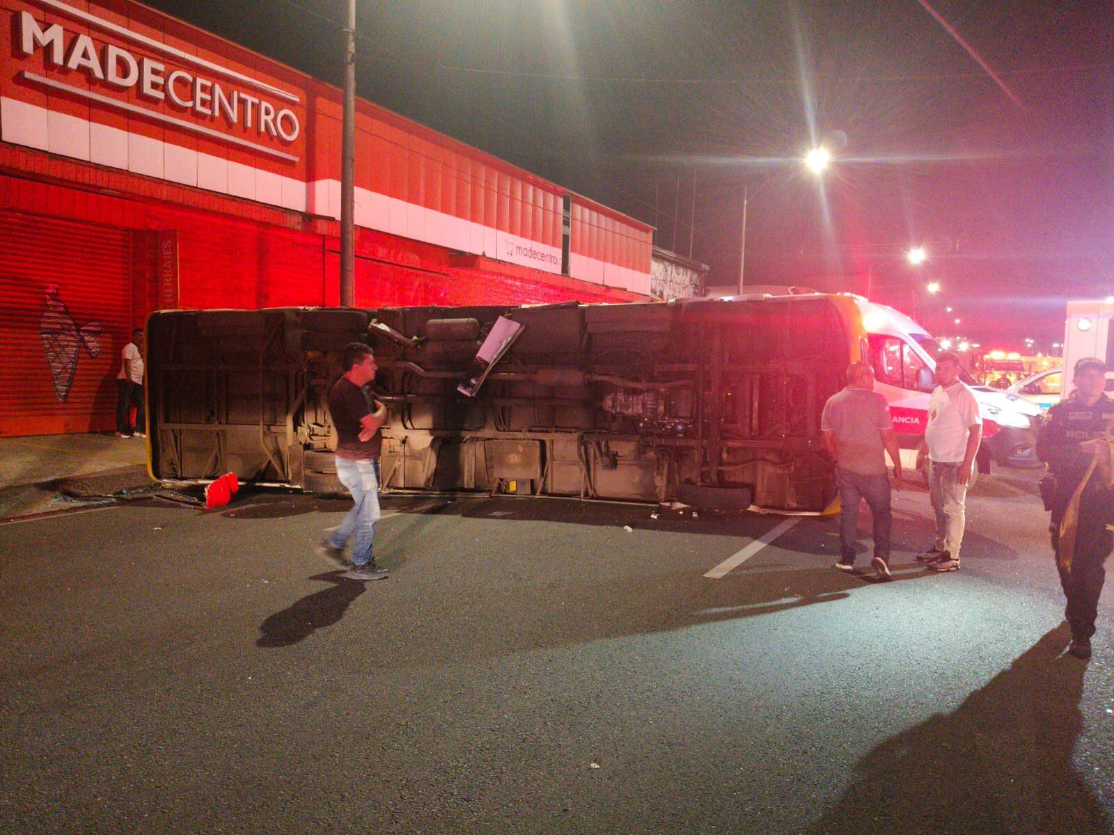 Choque de dos buses de servicio público en Medellín. Foto: Alcaldía.