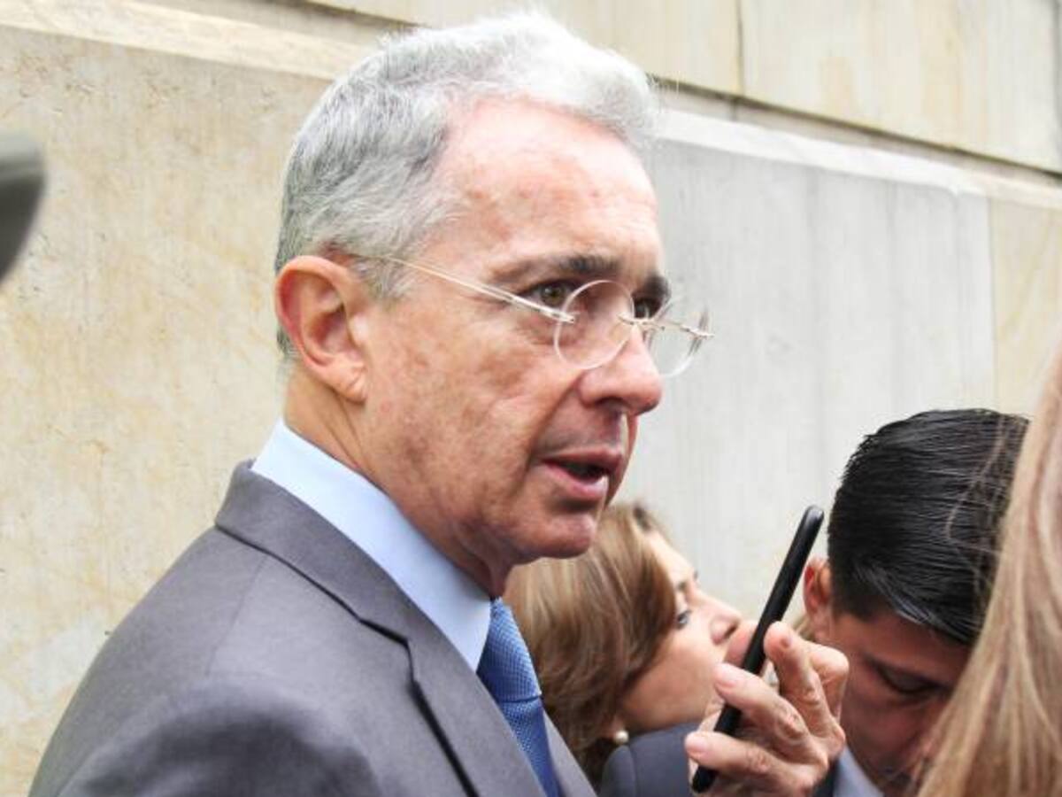 Ex presidente Uribe pide a Fiscalía investigar filtración de información