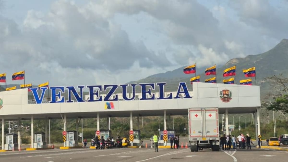Seis tractomulas con ayudas humanitarias partieron desde Norte de Santander hacia Venezuela
