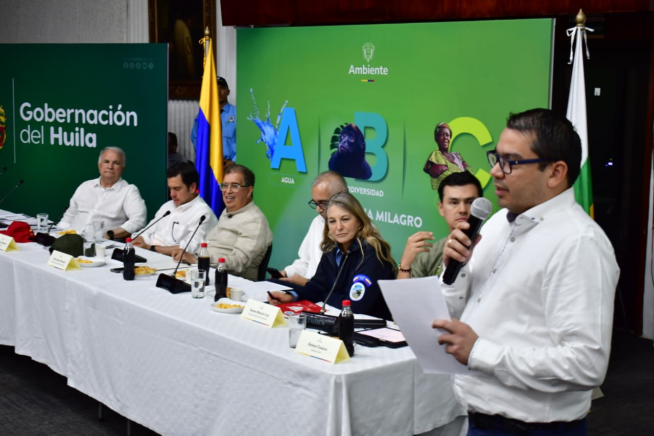 Ministro del Interior, Rodrigo Lara Restrepo; ministro de Ambiente y Desarrollo Sostenible, Fabio Arjona Hincapié, y la directora de Parques Nacionales, Sandra Bessudo Lion. Foto Gobernación del Huila 