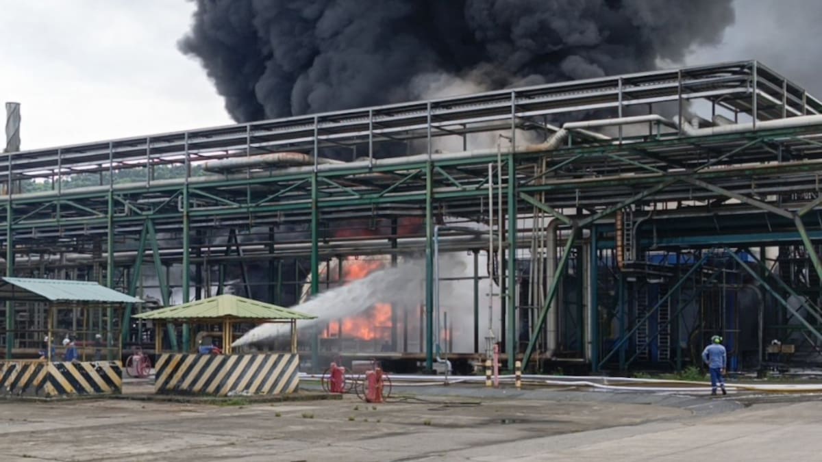 Principal refinería de Ecuador, en zona fronteriza con Colombia, suspende operaciones por incendio