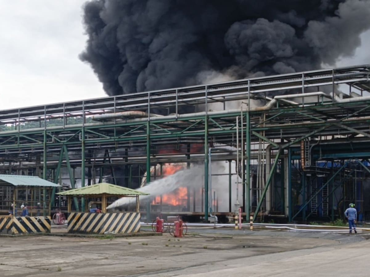 Principal refinería de Ecuador, en zona fronteriza con Colombia, suspende operaciones por incendio
