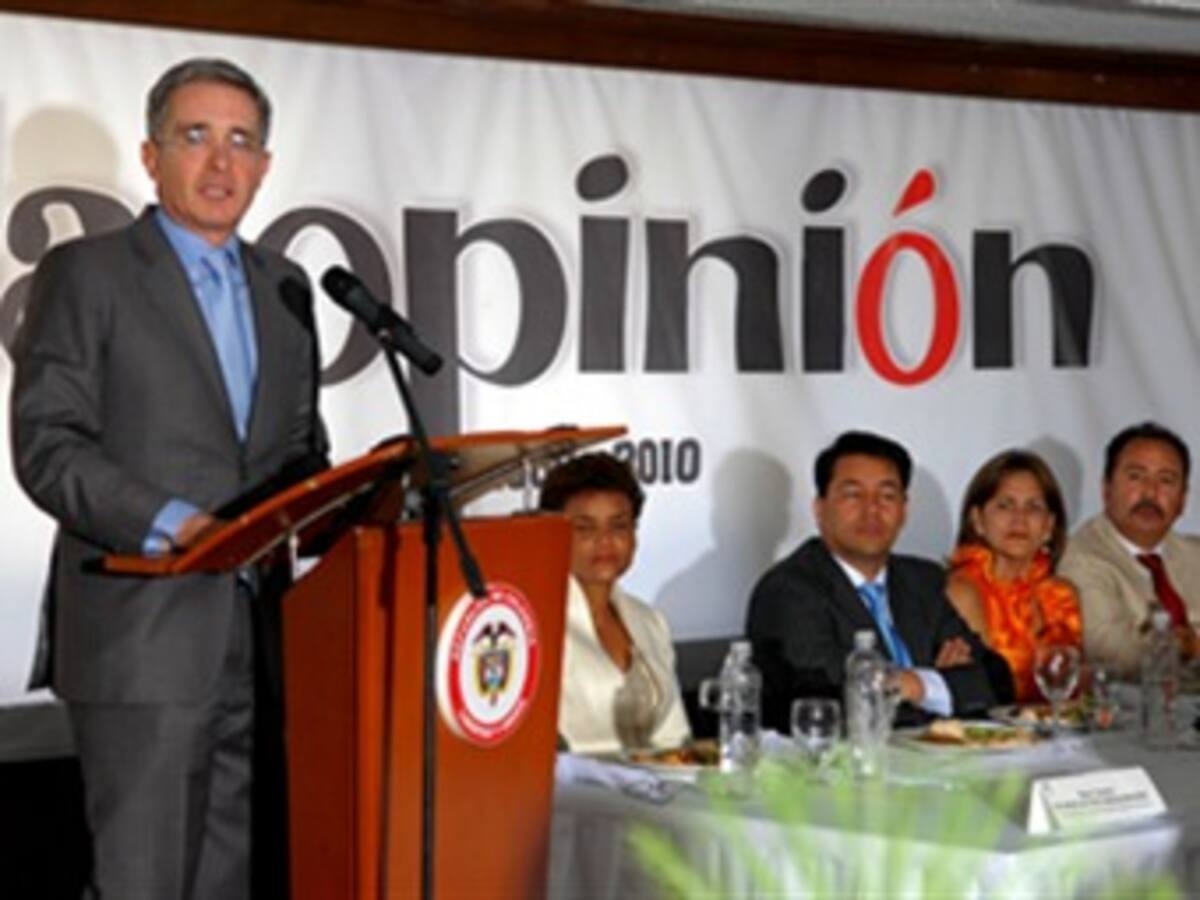 Uribe confía en que tras su salida se mejoren las relaciones con los países vecinos
