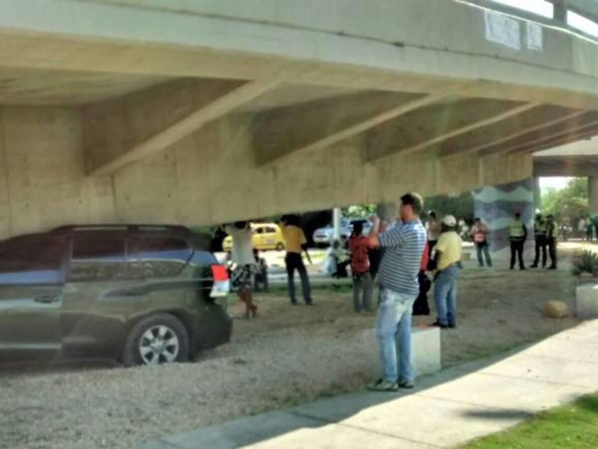 Camioneta termina bajo un puente en Cartagena